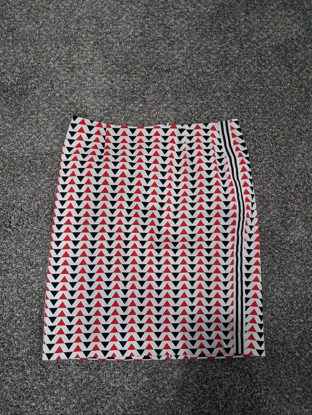 W By Worth Geometric Pencil Skirt Red Black & White Triangular Pattern Size 4